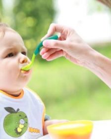 Cách cho bé ăn dặm và chia sẻ kinh nghiệm nuôi con