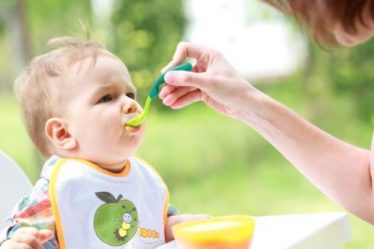 Cách cho bé ăn dặm và chia sẻ kinh nghiệm nuôi con