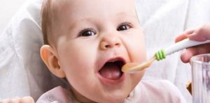 Dấu hiệu bé đã sãn sàng ăn dặm