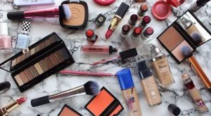 Đồ make up trong túi xách của phái nữ
