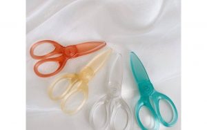 Kéo mini là vật phòng thân của chị em