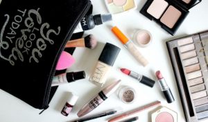 Khi có chiếc túi đi kèm, phái nữ sẽ thấy tự tin và nổi bật hơn.