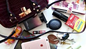 Ngoài túi xách thì các vật dụng trong túi cũng là những thứ giúp các cô gái hiện đại khẳng định bản thân mình khi ra ngoài.