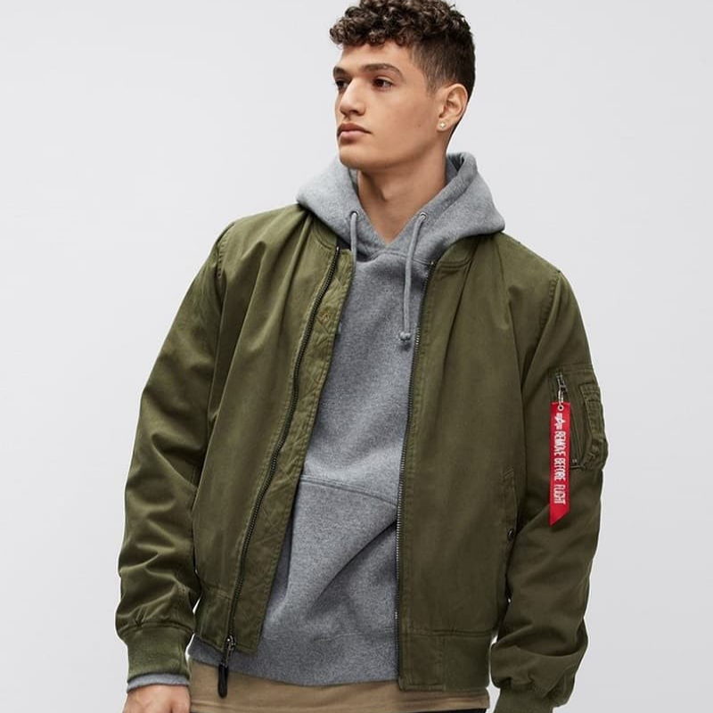 Phối Bomber cùng áo Hoodie