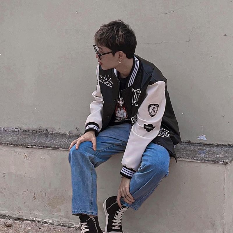 Phong trần hơn với quần jean mix áo varsity