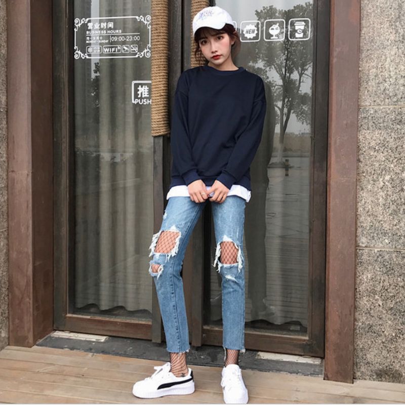 Cách phối áo Sweater và quần jean rách