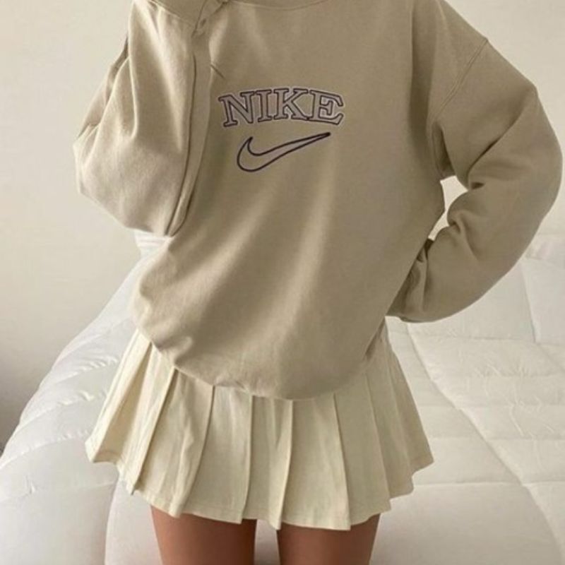 Mix áo sweater cùng với chân váy xếp ly