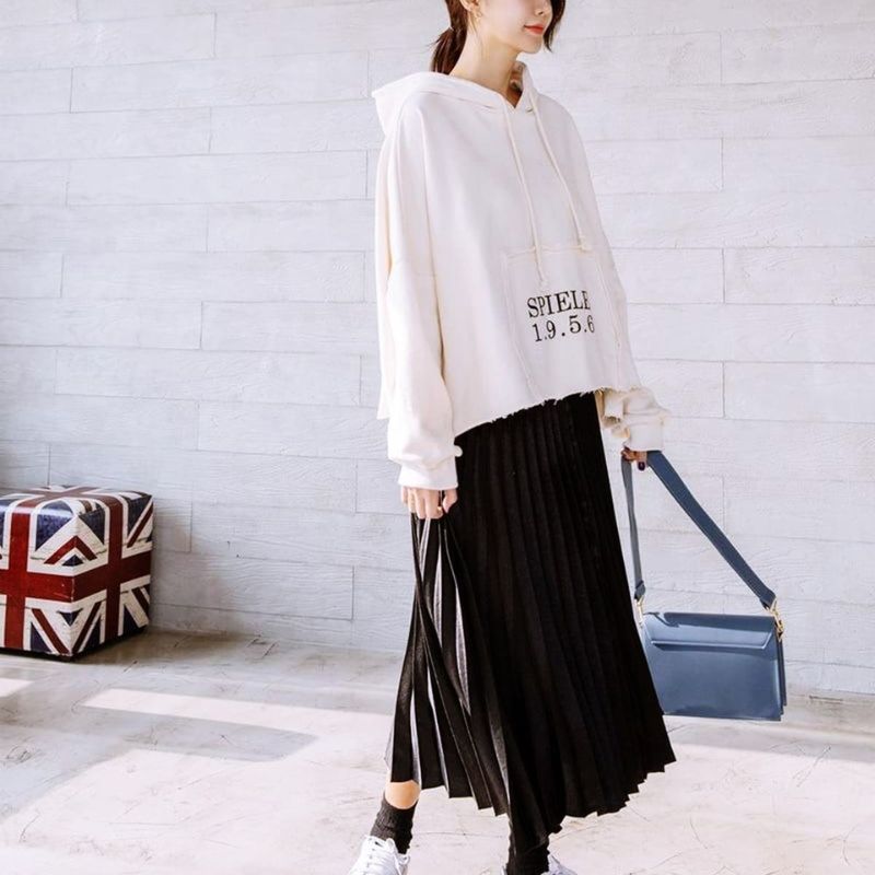 Mix áo sweater cùng đầm 2 dây