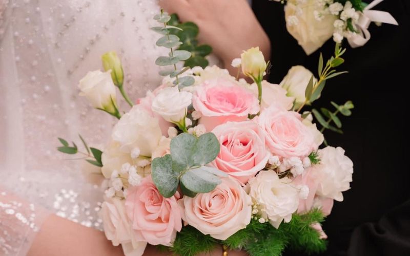 Bó hoa cưới cô dâu với hoa hồng chủ đạo