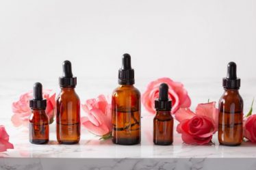Cách làm tinh dầu hoa hồng tại nhà đơn giản chị em nên biết