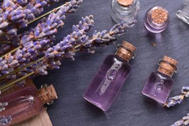 Hướng dẫn xông mặt bằng tinh dầu oải hương an toàn hiệu quả