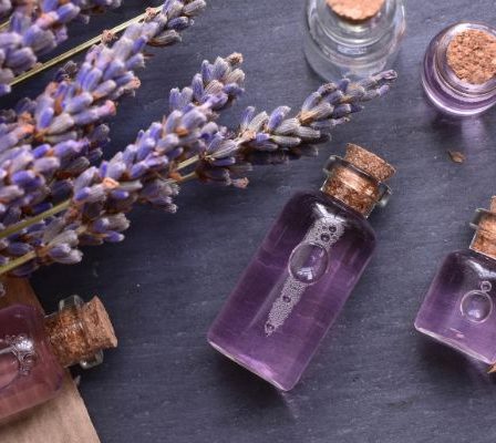 Hướng dẫn xông mặt bằng tinh dầu oải hương an toàn hiệu quả