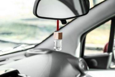 Khám phá 8 loại tinh dầu treo xe ô tô giúp khử mùi, thư giãn