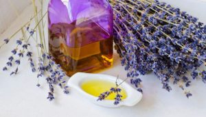 Lưu ý khi xông mặt bằng tinh dầu oải hương