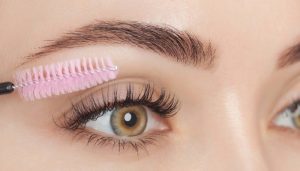 chải mi và vệ sinh mi thường xuyên