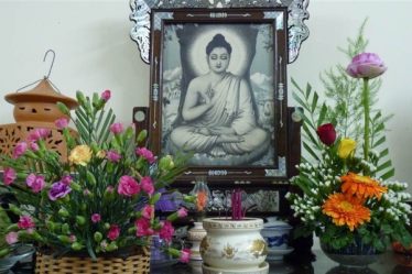 Mẹo chọn hoa trang trí bàn thờ phù hợp, ý nghĩa nhất