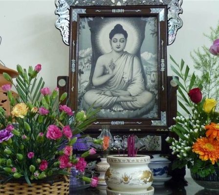 Mẹo chọn hoa trang trí bàn thờ phù hợp, ý nghĩa nhất