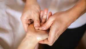 Bấm huyệt chữa mất ngủ có an toàn không?