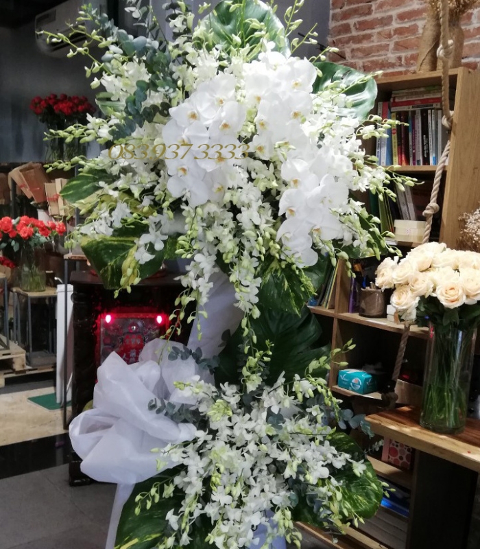 Hoa chia buồn tone màu trắng