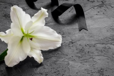 Những mẫu vòng hoa chia buồn đẹp và ý nghĩa nhất