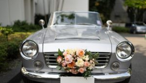 Mẫu trang trí hoa ở giữa đầu xe ô tô