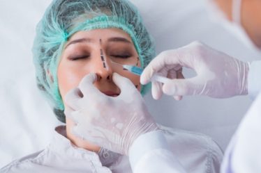 Nâng mũi bằng chỉ là gì? Có an toàn hay không?