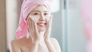 Rửa mặt bằng sữa rửa mặt