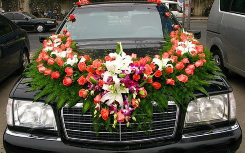 Trang trí xe hoa cưới phủ toàn bộ hoa lên xe