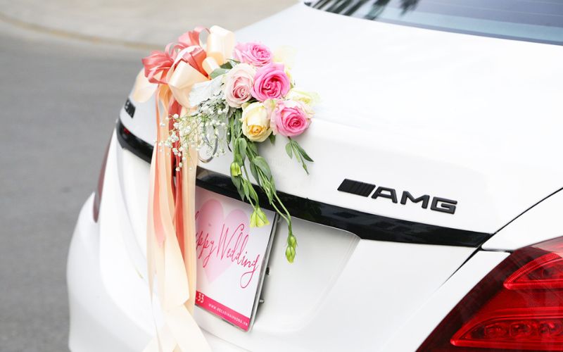 Trang trí xe hoa cưới bằng cách điểm nhấn ở đuôi xe