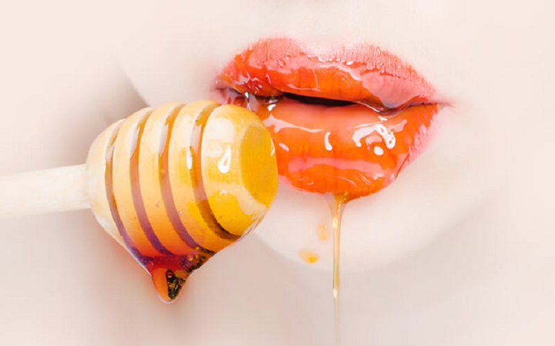 dưỡng môi bằng mật ong