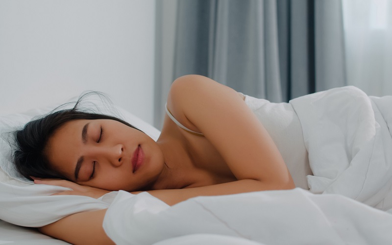 ngủ sớm là biện pháp dưỡng môi tốt