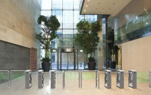 giám sát an ninh khu vực cửa ra vào