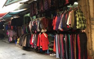 Đánh hàng quần áo tại khu vực biên giới