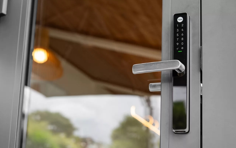 Khóa điện tử cửa nhôm