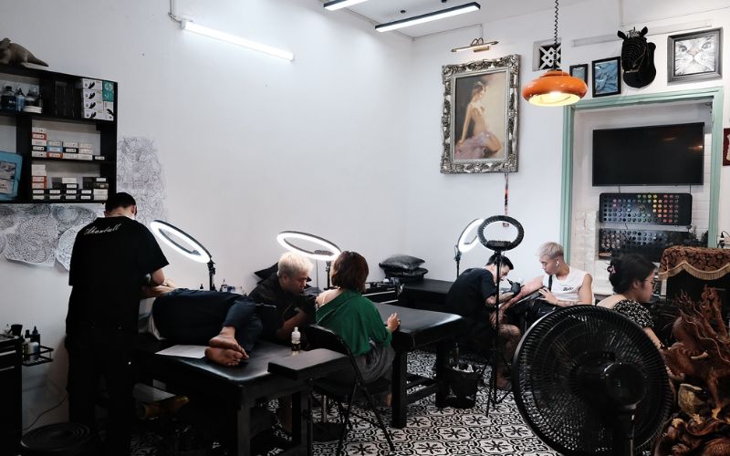 Clean and professional tattoo environment at Sutran Tattoo