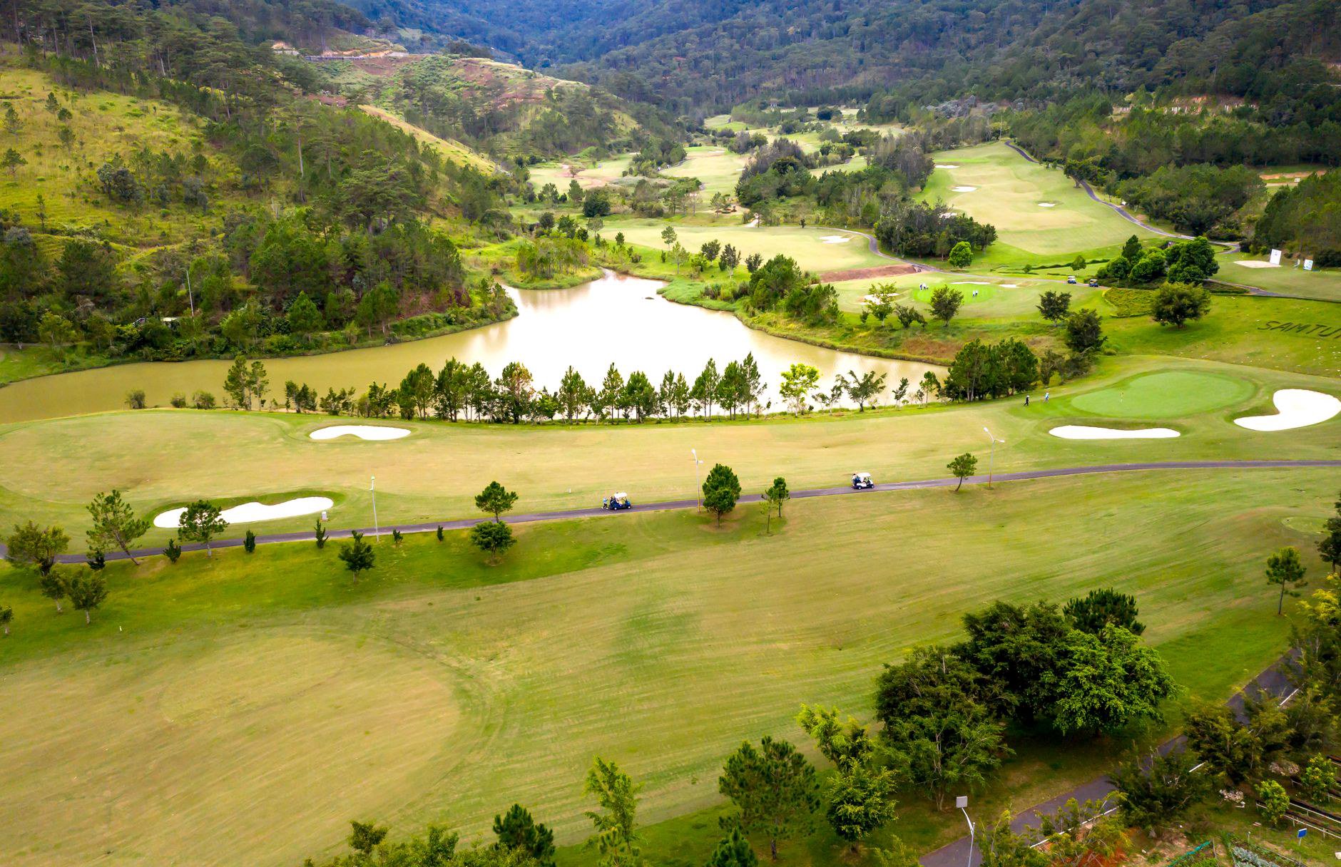Golf có thật sự "quý tộc" như lời đồn, hay chỉ là học phí cao hơn môn khác? Golf có thật sự "quý tộc" như lời đồn, hay chỉ là học phí cao hơn môn khác?